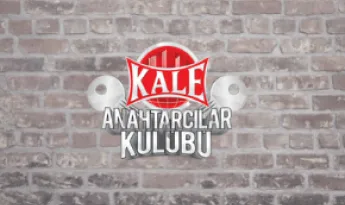 Çilingir ne demek, çilingir nedir soruları merak edilen konular arasında yer alır. Çilingir kilit, anahtar ve bu gibi unsurların ince işlerini yapan demirci ustalarına verilen genel bir ad olarak karşınıza çıkar. Kilitli kapıları açmak için akla ilk gelen isimlerden biri çilingirler olur. Bozuk kilitleri onarma, açılamayan kilitleri bazı aletler yardımıyla açma ve daha birçok işi kolaylıkla gerçekleştirebilen çilingirler; anahtarcı olarak da bilinir. Günlük hayatınızda karşılaşabileceğiniz istenmeyen duruml